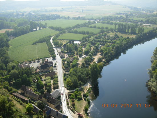 Aussicht auf einen Camping unterhalb vom Chateau féodal de Beynac