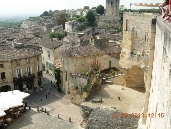Schöner Blick auf die Dächer von St. Emilion