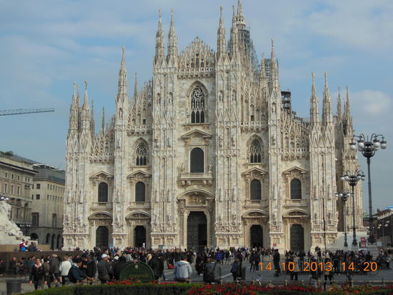Aufsteigend aus der Metro dieser wunderbare Blick auf den Dom von Milano