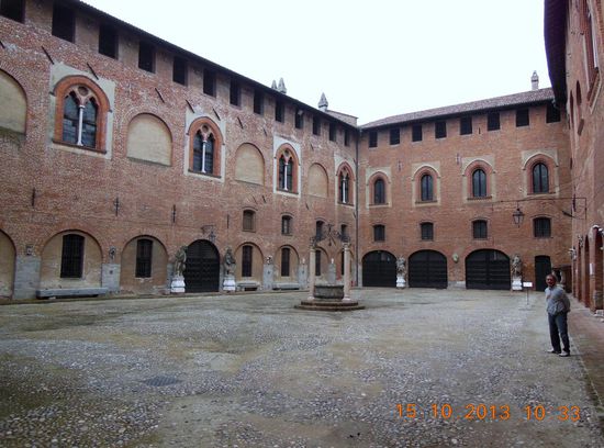 Innenhof vom Schloss im Städtchen Sant Angelo Lodigiano