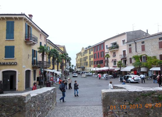 Piazza nach Eingangstor in Sirmione