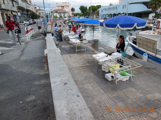 Fischer verkaufen ihren frischen Fang in Viareggio