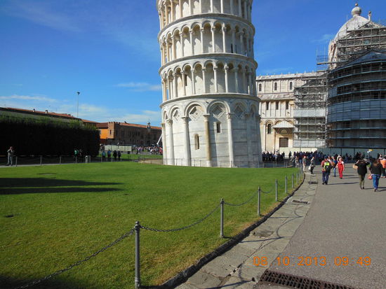 So schräg "wächst" der schiefe Turm aus dem Boden!