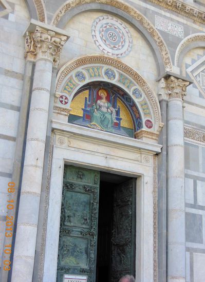 Schöner Schmuck über dem Eingangstor vom Dom