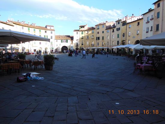 Ovale romantische Piazza dell' Anfiteatro