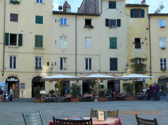 Ovale romantische Piazza dell' Anfiteatro