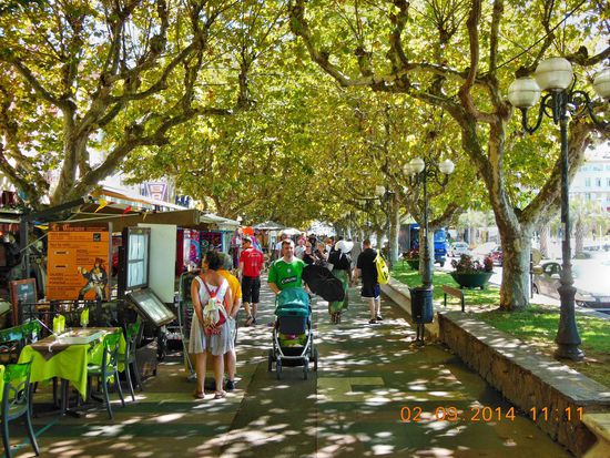 Promenade mit Bistros und Läden in St.Raphael