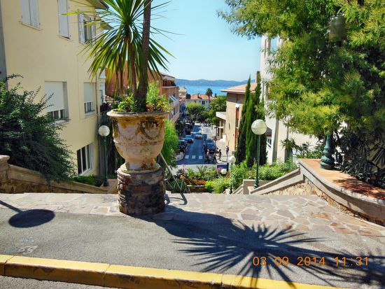 Steil gehen die Strassen runter in die Stad Ste.-Maxim