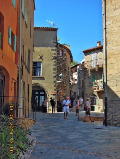 In engen Gassen nach oben zur Festungsruine