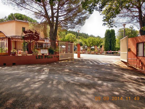 Einfahrt Camping Les Pins in Les Salles sur Verdon