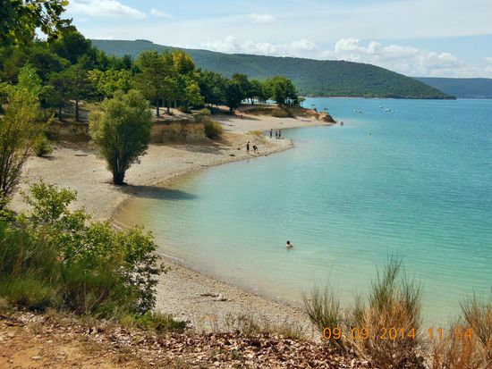 Strand vor dem Camping Les Pins in Les Salles sur Verdon