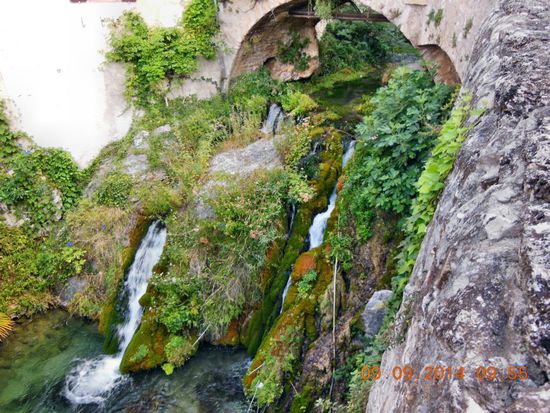 Das Flüsschen Rioul mitten durch Moustier Ste-Marie
