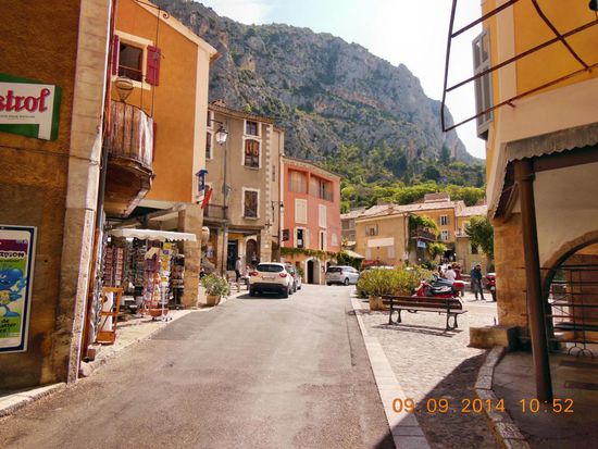 Zufahrt zu den Parkplätzen in Moustier Ste-Marie