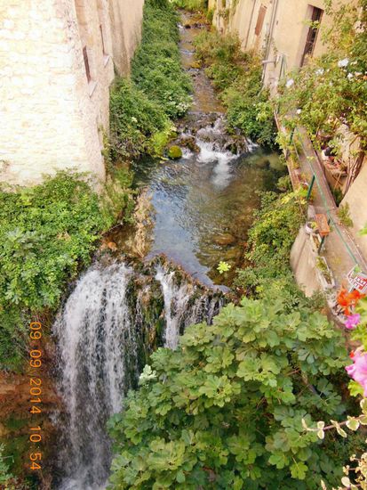 Das Flüsschen Rioul mitten durch Moustier Ste-Marie