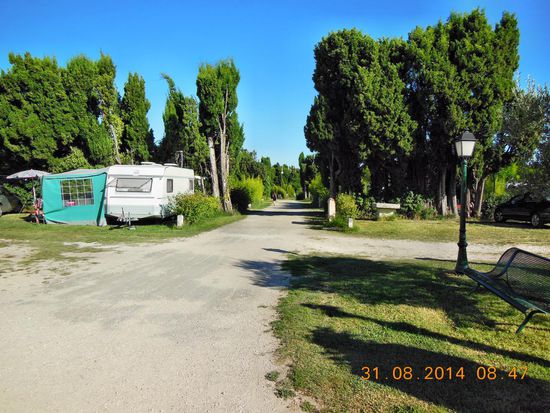 Hauptzufahrt zum Camping Le Parc de la Bastide