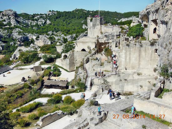 Ansicht von einem Ruinenturm auf die Anlage