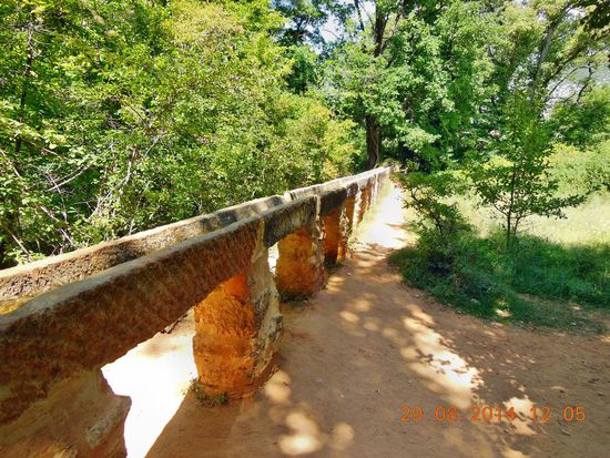 Alte Wasserleitung im Ockersteinbruch von Rustrel