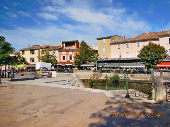 Ein Eingang zur Fussgängerzone in L'lsle sur la Sorgue