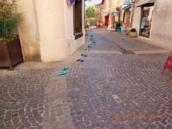 Wegweiser ins Schuhgeschäft in L'lsle sur la Sorgue 