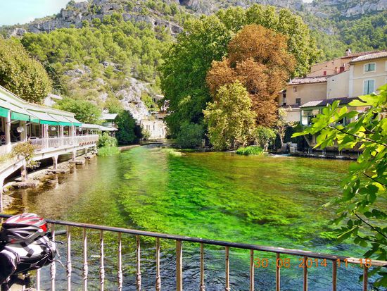 Die Sorgue durchfliesst Fontaine de Vaucluse