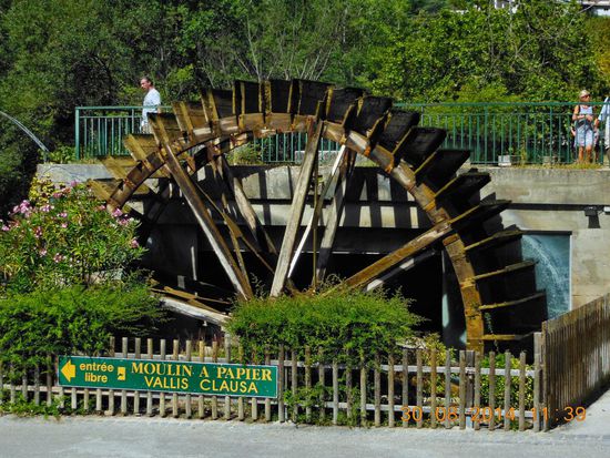 Wasserrad der alten Papierveredelung in Fontaine de Vaucluse