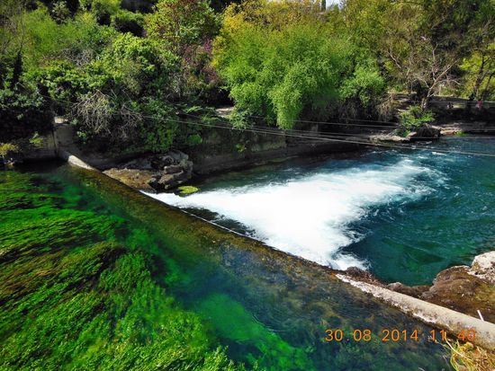 Traumhaft schöner Anblick der Sorgue in Fontaine de Vaucluse