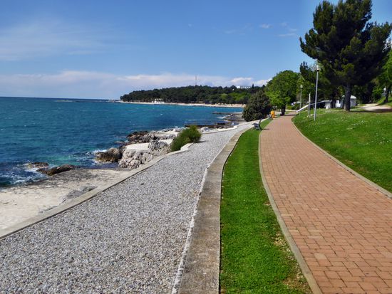 Radweg dem Strand entlang auf den Camping Zelena Laguna
