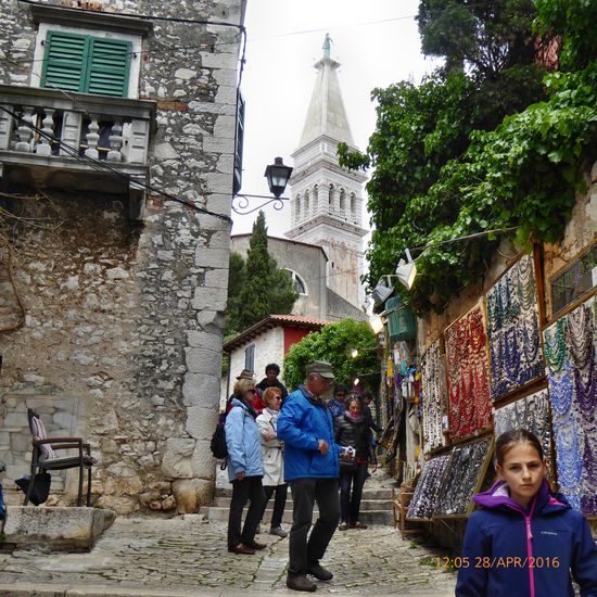Viele Künstler verkaufen ihre Werge in den Gassen von Rovinj