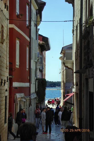 Zwischen Gässlein gehen immer wieder zur Hafenpromenade