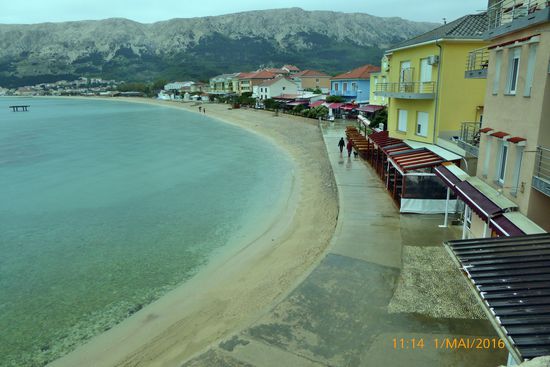 Strand und Promenade von Baska