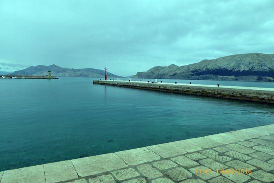 Schöner Ausblich auf die kahlen Berge in Baska