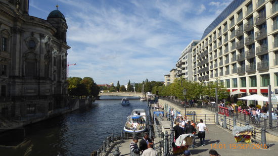 Spree hinter Berliner Dom