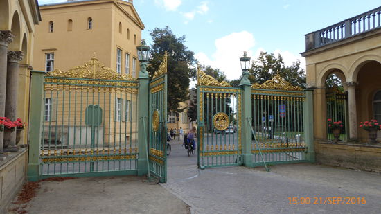 Goldiges Eingangstor zum Park Sansouci