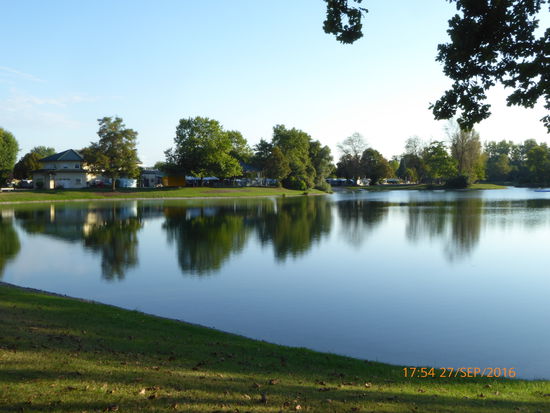 2 solche Baggerseen mit glasklarem Wasser schmücken diesen Camping