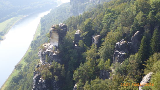 Die Bastei ist eine Felsformation mit Aussichtsplattform