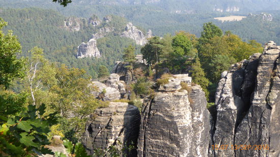 Die Bastei ist eine Felsformation mit Aussichtsplattform