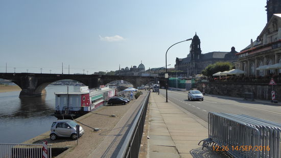 Der Elbe entlang zur Schiffsstation