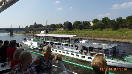 Reger Schiffsverkehr auf der Elbe