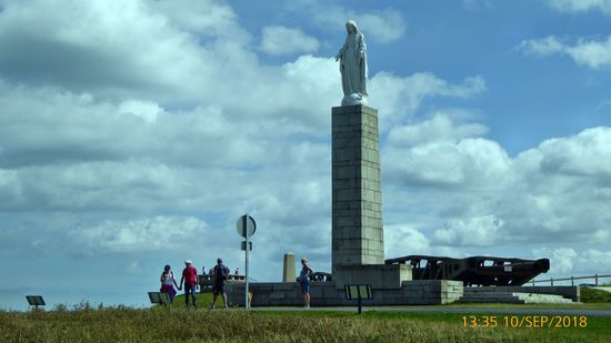 Gedenkstätte auf östlichem Felsen von Arromanches les Bains