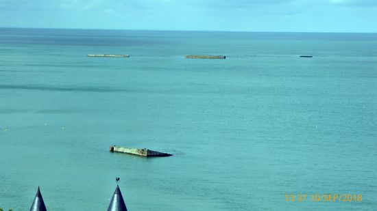 Reste der künstlichen Häfen für den Nachschub