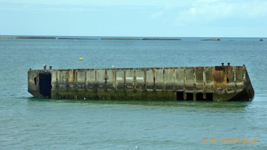 Reste der künstlichen Häfen für den Nachschub