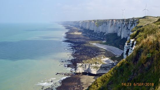 Ausblick hinter der Kapelle Notre Dame du Salut auf der Klippen östlich von Fécamp