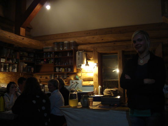 groesser war der raum nich! man sitzt wie in einer kleinen kueche, sehr nett. und es gibt apfelcidre fuer umsonst! 