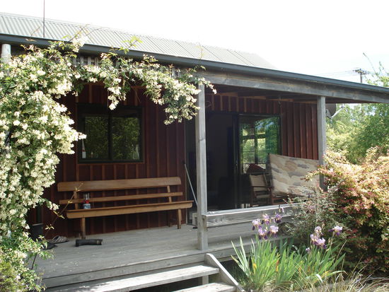 unsere kleine farm.. nee, das kleine haus, in dem wir pennen. wir haben ein eigenes bad und balkonien! und iris neben der treppe! 