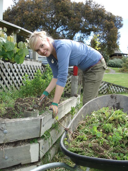 meine neue profession: unkraut jaehten!  hinter meinem kopf: das haus der familie, hinter meinem hintern: annas und mein neues heim! 