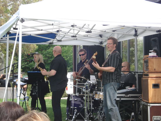 yeah! der bassist war ziemlich cool! und gut spielen konnte er auch! 