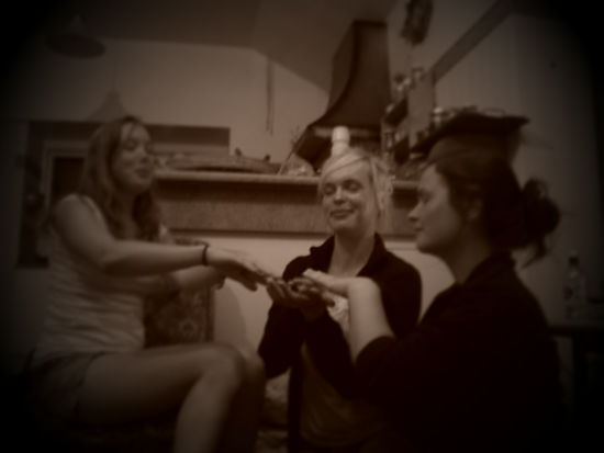 Nina, KT und Sophia spueren die energie.. kristalle und karten weisen uns den weg und schicken uns leuchtfeen..