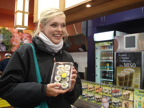 sushi fuer 3 euro!!! ich flipp aus!! krieg mich gar nich mehr ein! da brauch ich gar keinen glueckskeks mehr!   leckaaaa!