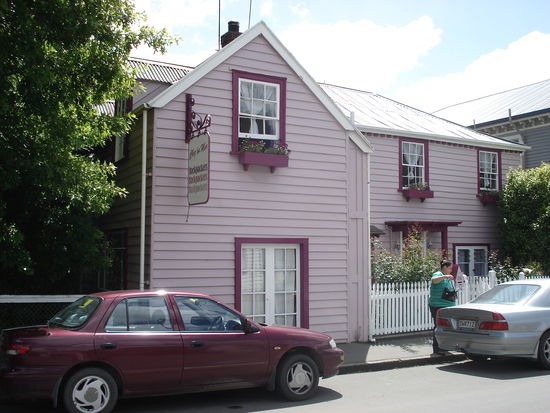 ein traum wird wahr! ein hostel in rosa! kia (links im bild) is auch schon ganz verliebt!