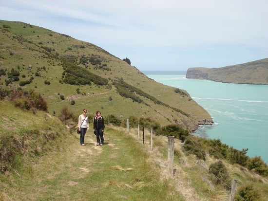 nina und sophia... am horizont das meer und ne gewaltige landnase! 